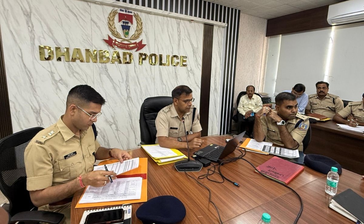 झारखंड: एक्शन मोड में धनबाद पुलिस, गैंगस्टर प्रिंस खान के घर चिपका इस्तेहार, कोर्ट में पेश होने का अल्टीमेटम