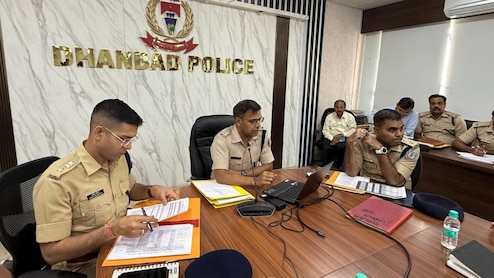 झारखंड: एक्शन मोड में धनबाद पुलिस, गैंगस्टर प्रिंस खान के घर चिपका इस्तेहार, कोर्ट में पेश होने का अल्टीमेटम