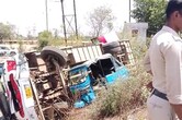 सतना-चित्रकूट स्टेट हाईवे पर हादसा: यात्रियों से भरी बस अनियंत्रित होकर पलटी, 10 से ज्यादा लोग घायल