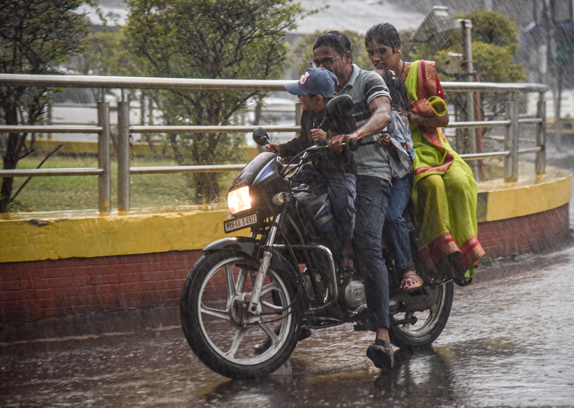 फिर बदला मौसम का मिजाज, जमकर बरसेंगे बदरा... दिल्ली-NCR में चल रही तेज आंधी