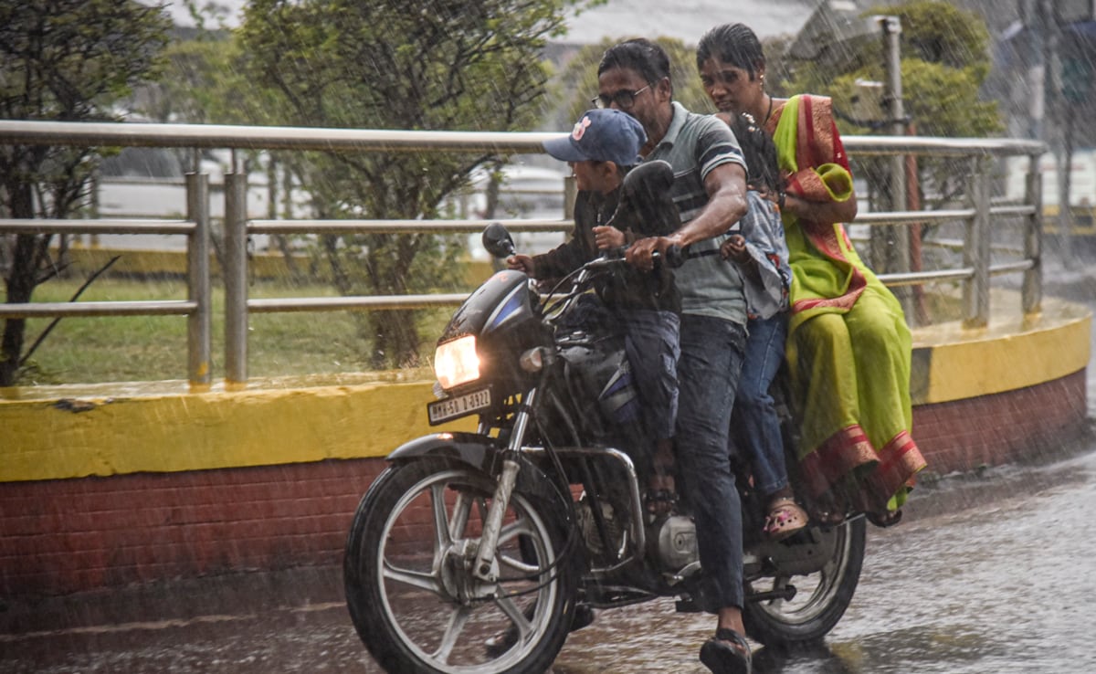 फिर बदला मौसम का मिजाज, जमकर बरसेंगे बदरा... दिल्ली-NCR में चल रही तेज आंधी