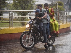 फिर बदला मौसम का मिजाज, जमकर बरसेंगे बदरा... दिल्ली-NCR में चल रही तेज आंधी