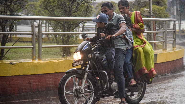 फिर बदला मौसम का मिजाज, जमकर बरसेंगे बदरा... दिल्ली-NCR में चल रही तेज आंधी