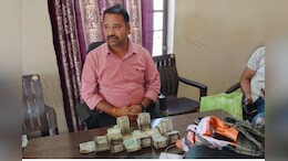 सामने टेबल पर रखी थीं 500 के नोटों की 9 गड्डियां, अचानक पहुंच गई ACB टीम; खुला रह गया अधिकारी का मुंह!