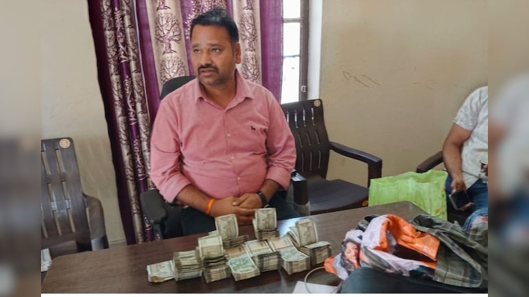 सामने टेबल पर रखी थीं 500 के नोटों की 9 गड्डियां, अचानक पहुंच गई ACB टीम; खुला रह गया अधिकारी का मुंह!