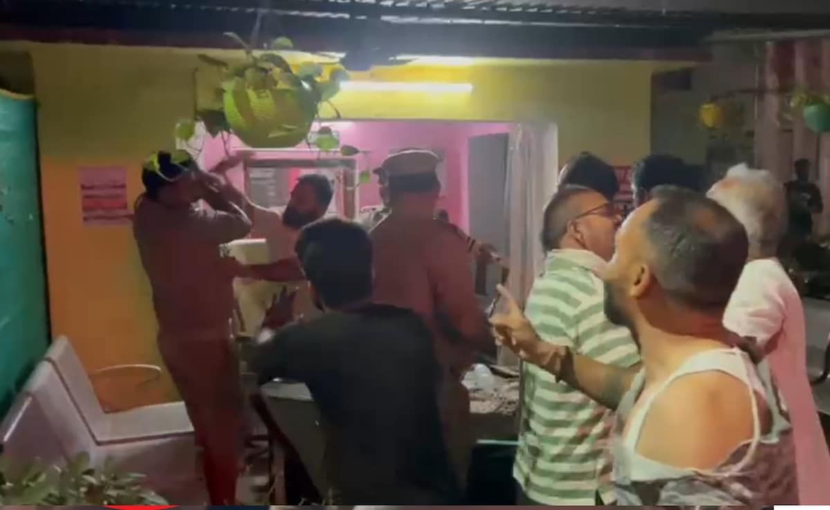 मिर्जापुर में पुलिस चौकी के भीतर सिपाही और दरोगा को पीटा, वर्दी फाड़ी; यूपी में कानून से बेखौफ दिखे बदमाश