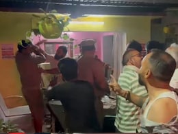 मिर्जापुर में पुलिस चौकी के भीतर सिपाही और दरोगा को पीटा, वर्दी फाड़ी; यूपी में कानून से बेखौफ दिखे बदमाश