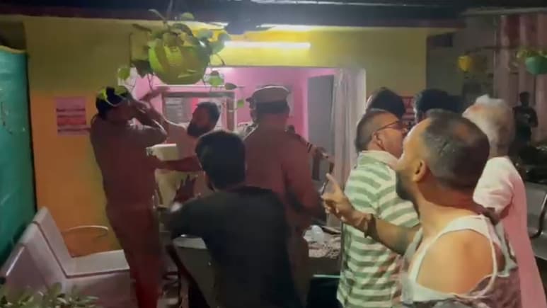 मिर्जापुर में पुलिस चौकी के भीतर सिपाही और दरोगा को पीटा, वर्दी फाड़ी; यूपी में कानून से बेखौफ दिखे बदमाश