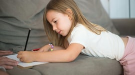 बच्&zwj;चे की राइटिंग सुधारने के लिए क्&zwj;या बेहतर है- पेन से या पेंसिल से लिखवाना?