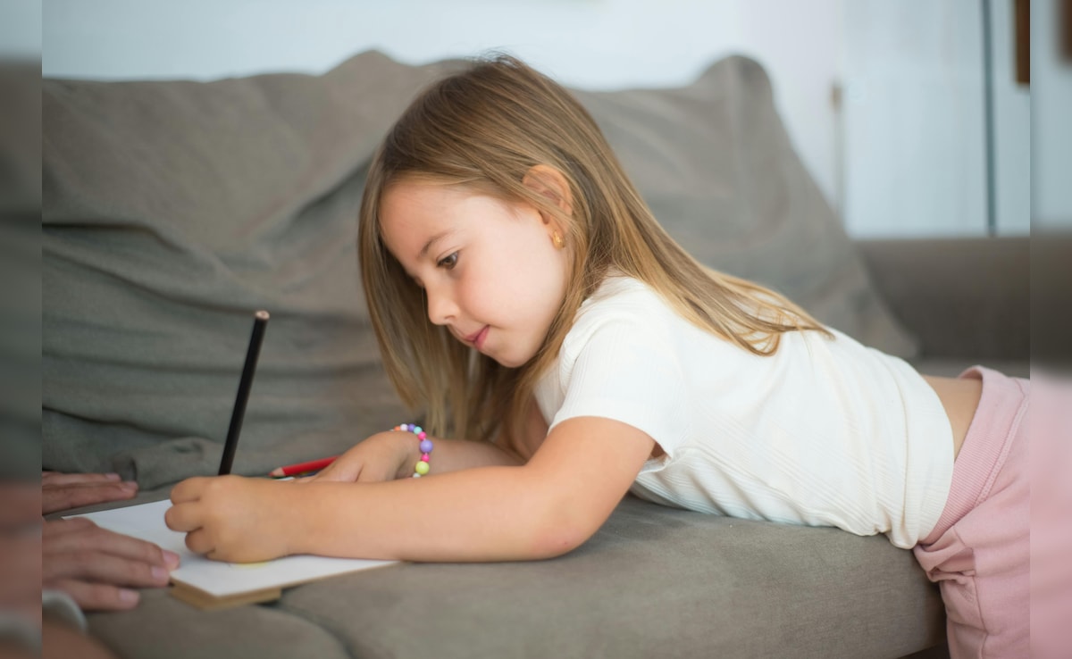बच्‍चे की राइटिंग सुधारने के लिए क्‍या बेहतर है- पेन से या पेंसिल से लिखवाना?