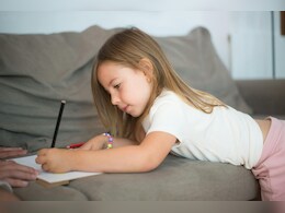 बच्&zwj;चे की राइटिंग सुधारने के लिए क्&zwj;या बेहतर है- पेन से या पेंसिल से लिखवाना?