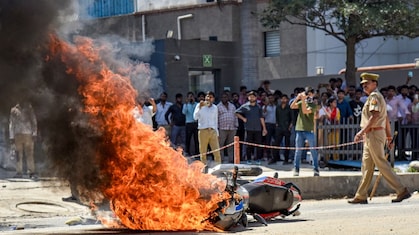 नोएडा हिंसा हुई नहीं, भड़काई गई! रातोंरात बने व्हाट्सएप ग्रुप, बाहर से बुलाए गए लोग... पुलिस जांच में कई खुल
