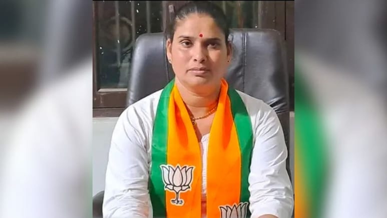 'मैं तो कांग्रेस में हूं', HC में विधायक निर्मला सप्रे का यू-टर्न,&nbsp;कई बार BJP का गमछा पहन मंच पर दिखीं