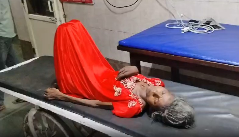 खुली छत, 40 डिग्री की तपती धूप, कंकाल सी निढाल महिला... वो तस्वीर जिसने पूरे समाज को झकझोर दिया