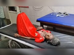 खुली छत, 40 डिग्री की तपती धूप, कंकाल सी निढाल महिला... वो तस्वीर जिसने पूरे समाज को झकझोर दिया