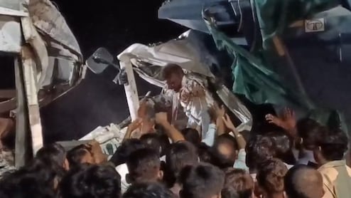 नागौर में बस और गिट्टी से भरे डंपर में भीषण टक्कर, केबिन में फंस गया चालक; हाईवे पर 1KM लंबा जाम