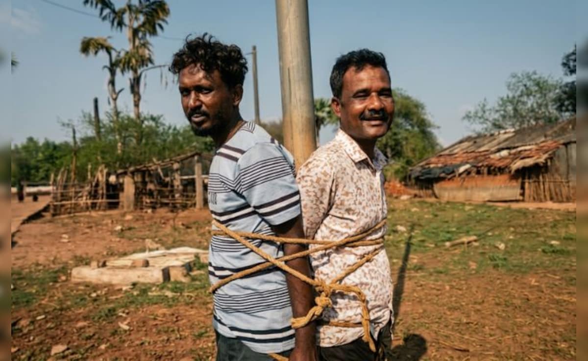 चोरी के शक में ‘तालीबानी सजा’, भीड़ ने दो युवकों को खंभे से बांधकर बेरहमी से पीटा