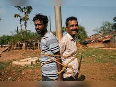 चोरी के शक में ‘तालीबानी सजा’, भीड़ ने दो युवकों को खंभे से बांधकर बेरहमी से पीटा