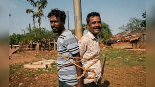 चोरी के शक में &lsquo;तालीबानी सजा&rsquo;, भीड़ ने दो युवकों को खंभे से बांधकर बेरहमी से पीटा