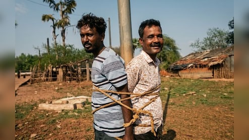 चोरी के शक में &lsquo;तालीबानी सजा&rsquo;, भीड़ ने दो युवकों को खंभे से बांधकर बेरहमी से पीटा