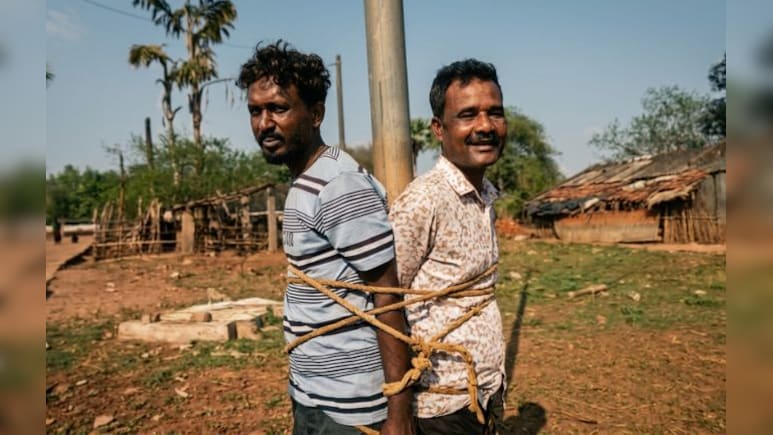 चोरी के शक में &lsquo;तालीबानी सजा&rsquo;, भीड़ ने दो युवकों को खंभे से बांधकर बेरहमी से पीटा