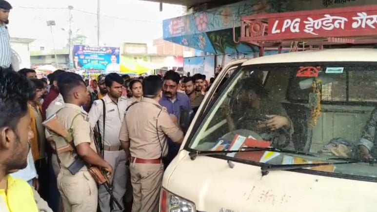 बिहार: ट्रैफिक पुलिसकर्मी को नहीं दिया गैस सिलेंडर, तो एजेंसी की गाड़ियों का काटा चालन; चौक पर लगा जाम