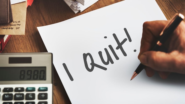 AI ने छीनी नौकरी और बढ़ने लगी पैसों की तंगी, IT कंपनी में काम करने वाले कपल ने जिंदगी से मान ली हार