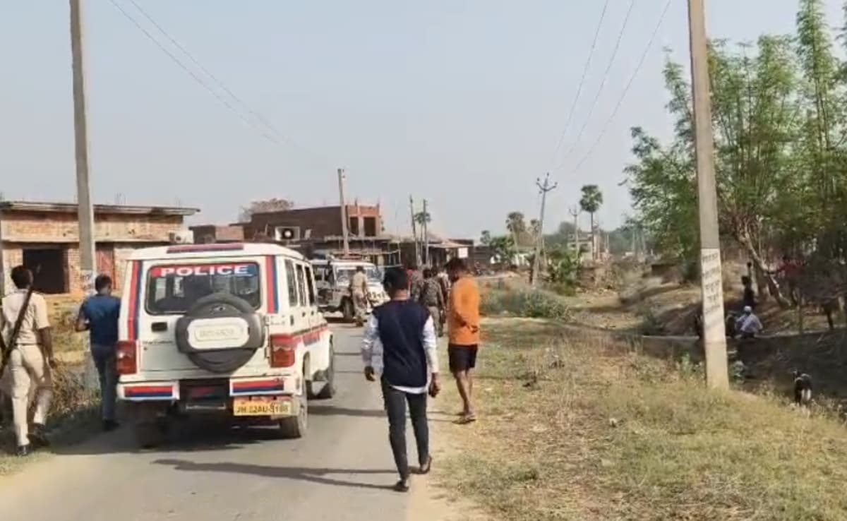 गया में पुलिसकर्मियों पर पथराव, गाड़ी का शीशा टूटा; बालू ट्रैक्टर जब्ती के दौरान झड़प