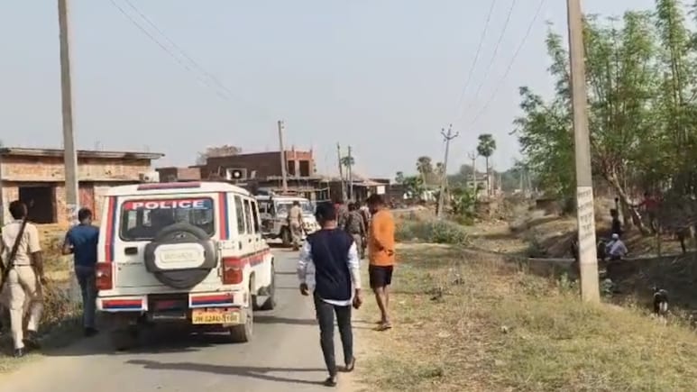 गया में पुलिसकर्मियों पर पथराव, गाड़ी का शीशा टूटा; बालू ट्रैक्टर जब्ती के दौरान झड़प