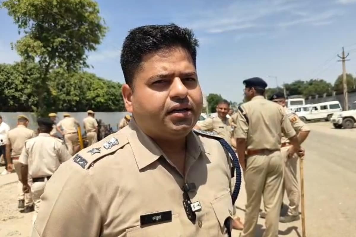 पुलिस अधिकारियों ने भी श्रमिकों से समझाइश की.