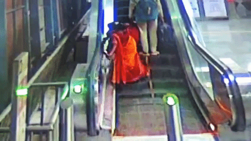 किसी 'फरिश्ते' से कम नहीं है ये पुलिसवाला, पल भर की देरी और खतरे में&zwj; पड़ जाती मासूम की जान!