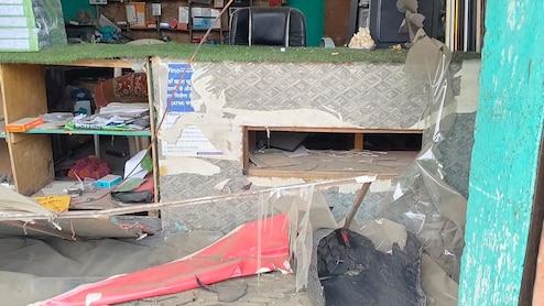 दंपति के झगड़े में दी समझाइश, गुस्साए पति ने दुकान में फेंका डेटोनेटर बम, युवक ने ऐसे बचाई जान&nbsp;