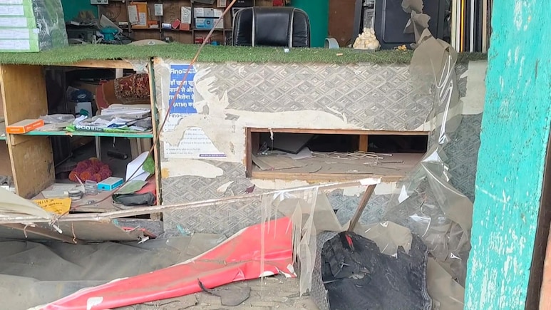 दंपति के झगड़े में दी समझाइश, गुस्साए पति ने दुकान में फेंका डेटोनेटर बम, युवक ने ऐसे बचाई जान&nbsp;