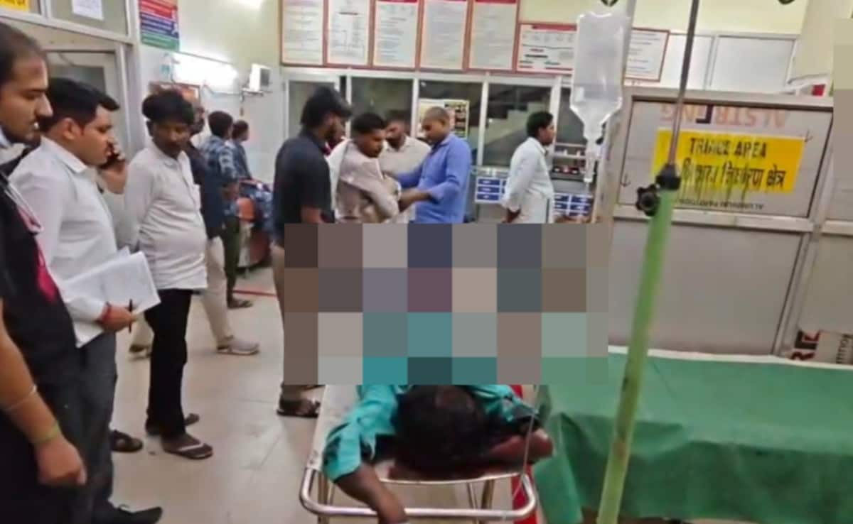 UP News: ट्रक ने युवकों को सड़क पर घसीटा, मांस घिसा... दिखने लगी हड्डियां, मौत; 8 किमी. दूर मिली बाइक