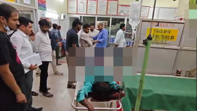 UP News: ट्रक ने युवकों को सड़क पर घसीटा, मांस घिसा... दिखने लगी हड्डियां, मौत; 8 किमी. दूर मिली बाइक