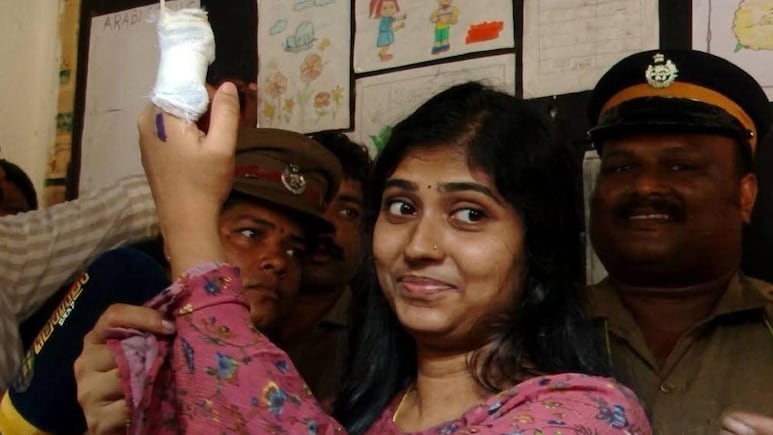 पट्टी बंधी उंगली के कारण युवा मां को वोट नहीं डालने दिया तो घंटों विरोध पर बैठीं, आखिर कैसे मिली जीत?