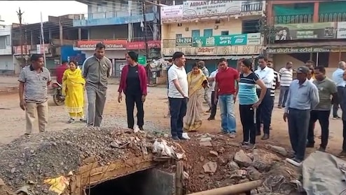 औचक निरीक्षण करने बालोद पहुंची कलेक्टर दिव्या मिश्रा, आंख खुलते ही अधिकारियों की लगा दी क्लास, 'दूध गंगा' सील करने के दिए निर्देश