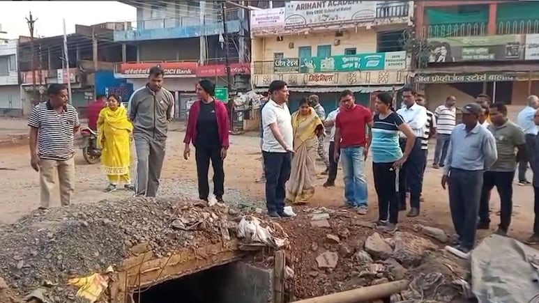औचक निरीक्षण करने बालोद पहुंची कलेक्टर दिव्या मिश्रा, आंख खुलते ही अधिकारियों की लगा दी क्लास, 'दूध गंगा' सील करने के दिए निर्देश