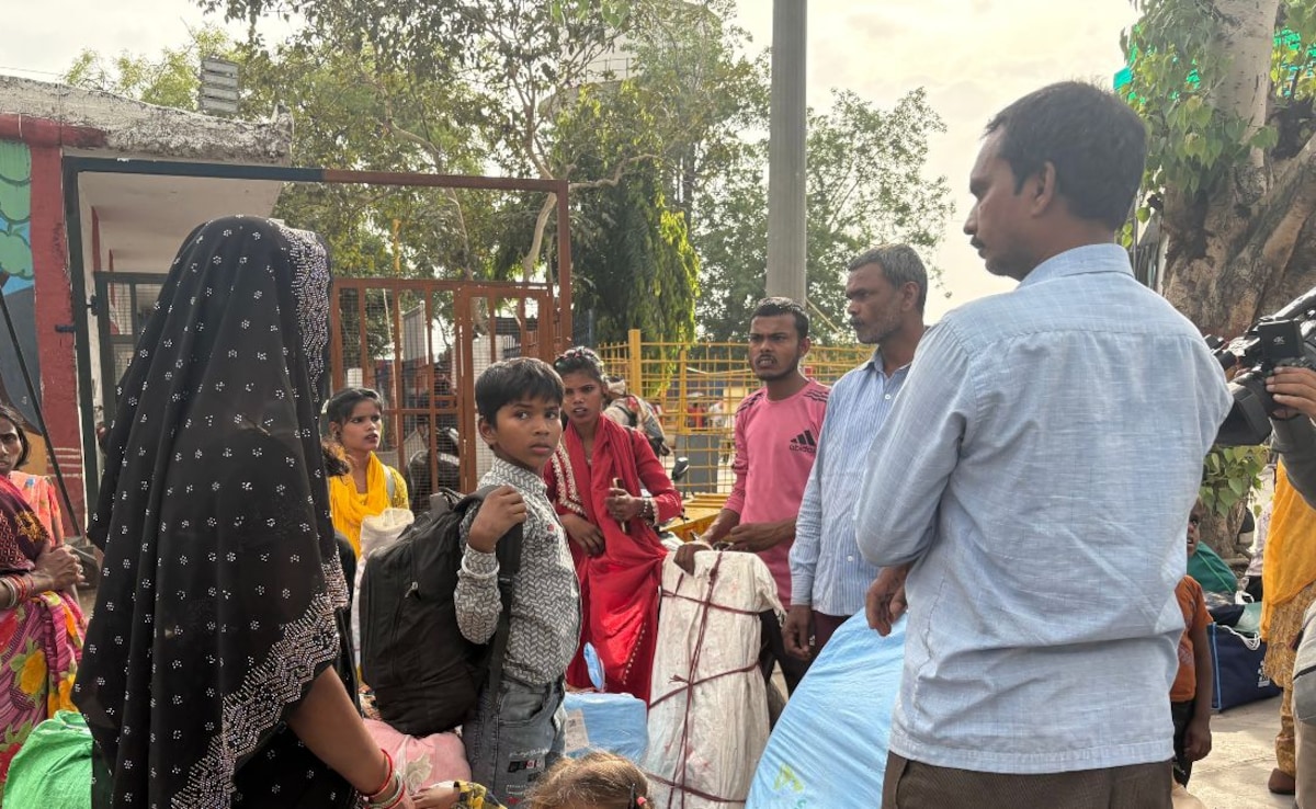 Why The LPG Crisis Is Forcing Migrants To Quietly Leave Delhi Why The LPG Crisis Is Forcing Migrants To Quietly Leave Delhi