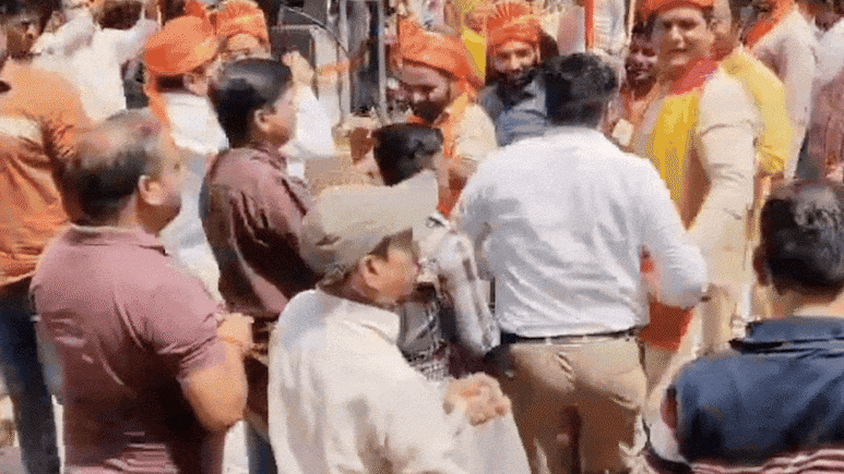 विधायक के गले लगाते ही व्यापारी का मोबाइल गायब, शोभायात्रा में लोगों के सामने जेब से निकालकर चंपत हुआ चोर