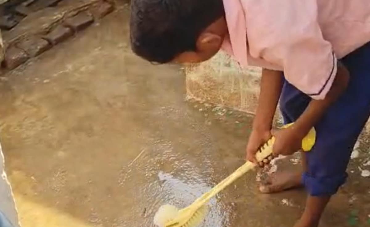 पढ़ाई छोड़कर स्कूल में टॉयलेट साफ कर रहे बच्चे, झारखंड का वीडियो वायरल, प्रिंसिपल ने दी ये सफाई
