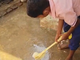 पढ़ाई छोड़कर स्कूल में टॉयलेट साफ कर रहे बच्चे, झारखंड का वीडियो वायरल, प्रिंसिपल ने दी ये सफाई