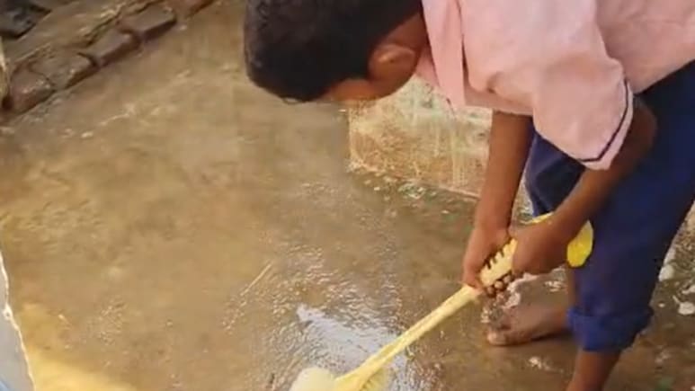 पढ़ाई छोड़कर स्कूल में टॉयलेट साफ कर रहे बच्चे, झारखंड का वीडियो वायरल, प्रिंसिपल ने दी ये सफाई