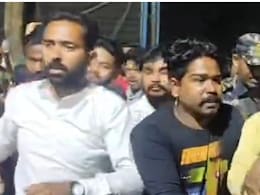 दुर्गापुर में आधी रात थाने के गेट पर पुलिस से भिड़े BJP कार्यकर्ता, TMC से झड़प के बाद मचा बवाल