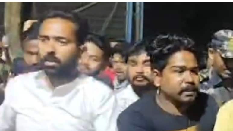 दुर्गापुर में आधी रात थाने के गेट पर पुलिस से भिड़े BJP कार्यकर्ता, TMC से झड़प के बाद मचा बवाल