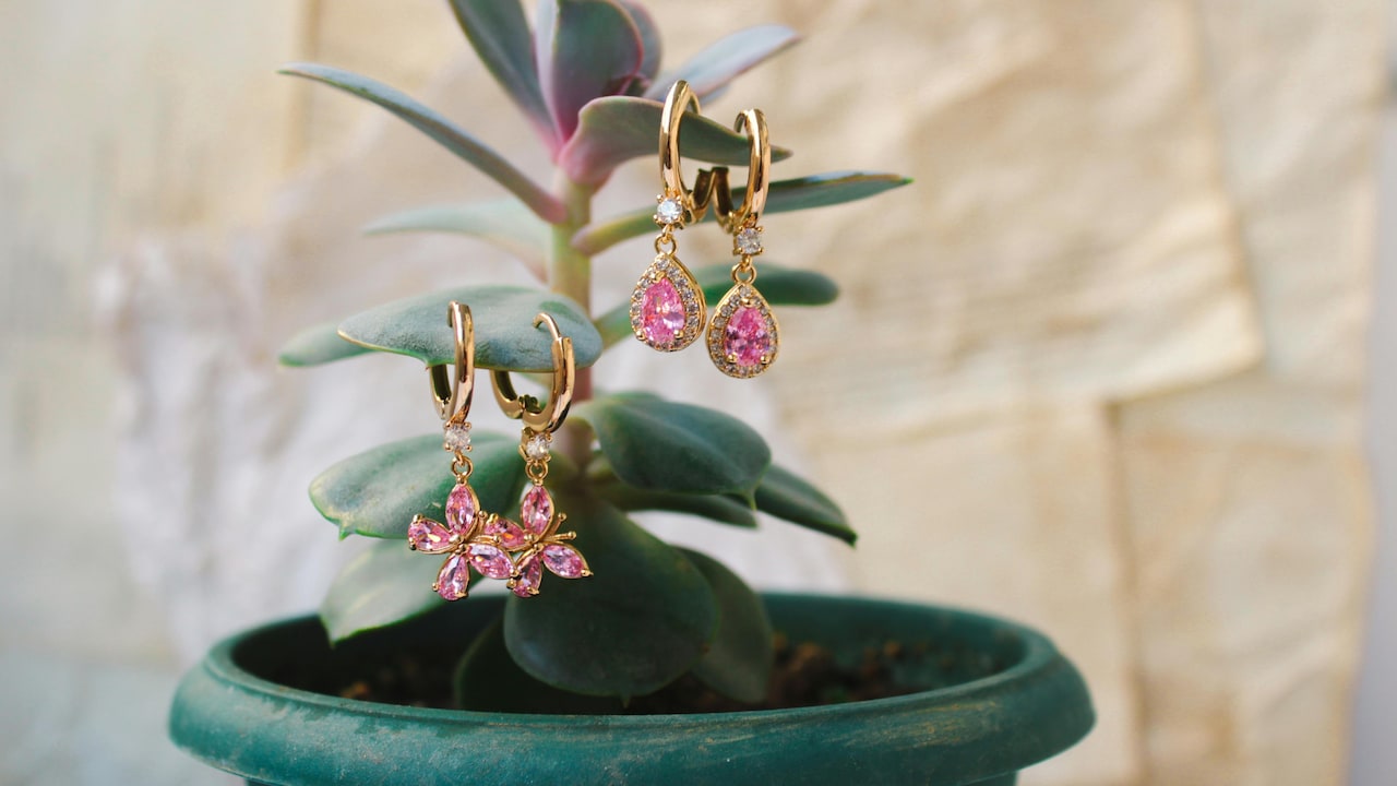 Why Do Earrings Hurt By Evening? Lightweight Designs That Work Why Do Earrings Hurt By Evening? Lightweight Designs That Work