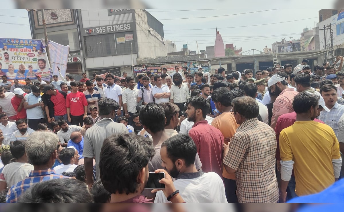 गाजियाबाद में आंबेडकर प्रतिमा खंडित होने के बाद प्रदर्शन, BJP विधायक बोले- NSA लगे और आरोपियों का हो एनकाउंटर