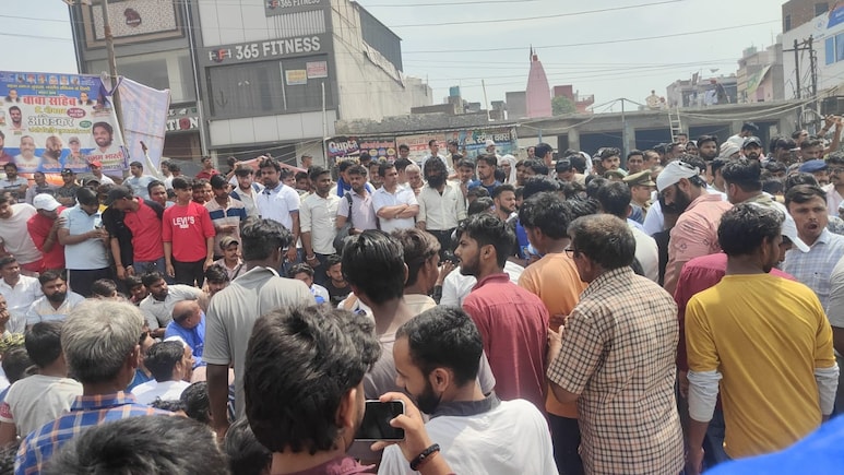 गाजियाबाद में आंबेडकर प्रतिमा खंडित होने के बाद प्रदर्शन, BJP विधायक बोले- NSA लगे और आरोपियों का हो एनकाउंटर