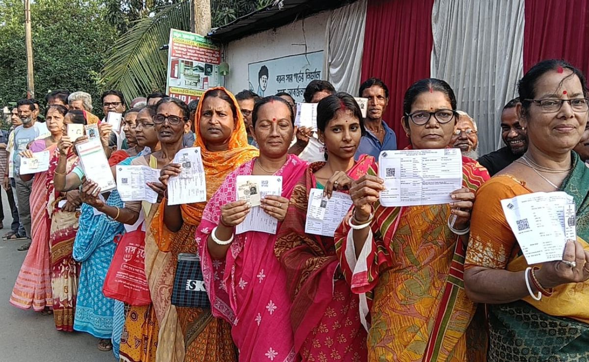 West Bengal Election Voting LIVE: बंगाल चुनाव के दूसरे चरण के लिए वोटिंग जारी, मतदान केंद्रों के बाहर लंबी कतारें, ममता बनर्जी समेत कई दिग्&zwj;गजों की किस्&zwj;मत दांव पर
