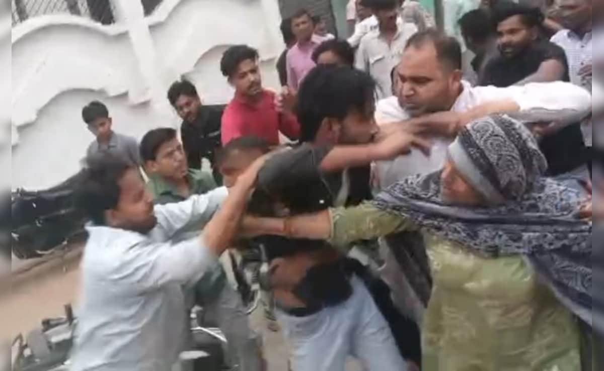 मां की अंत्येष्टि से लौट रहे थे परिजन, गांव के दबंगों ने कर दिया हमला